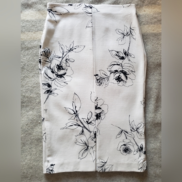 Le Chateau pencil skirt XS floral rose fitted feminine elegant - Picture 2 of 8